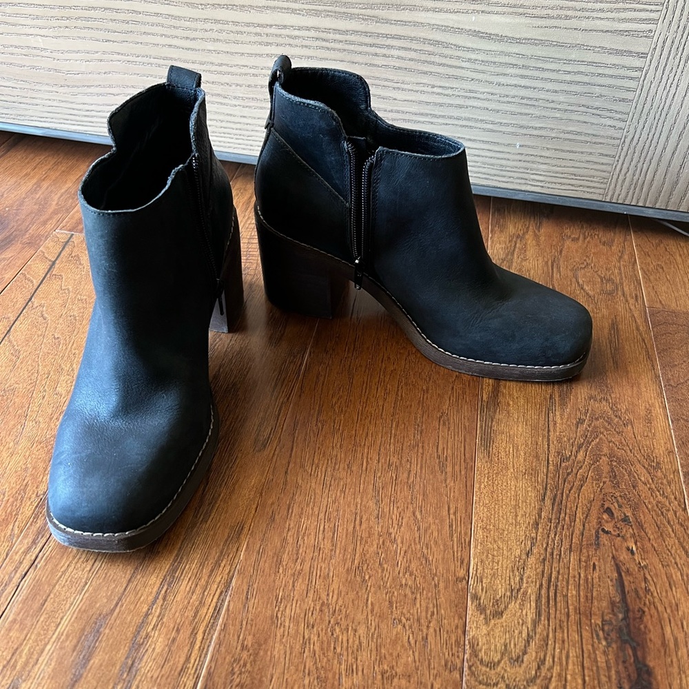 Crown Vintage Chunky Heel Booties Size 9